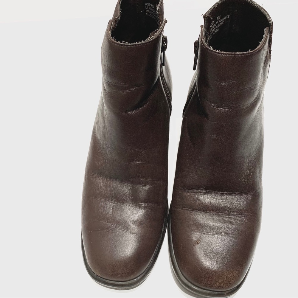 VINTAGE HILLARD & HANSON BROWN LEATHER ROUND TOE  CHUNKY HEEL ANKLE BOOTIES